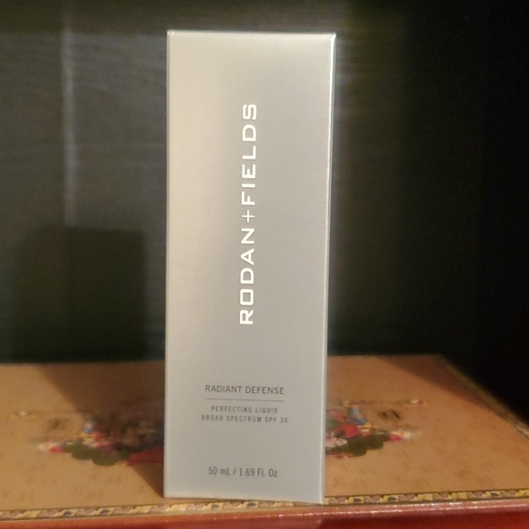 Rodan and Fields Radiant Defense SPF 30-Shell - Picture 5 of 5